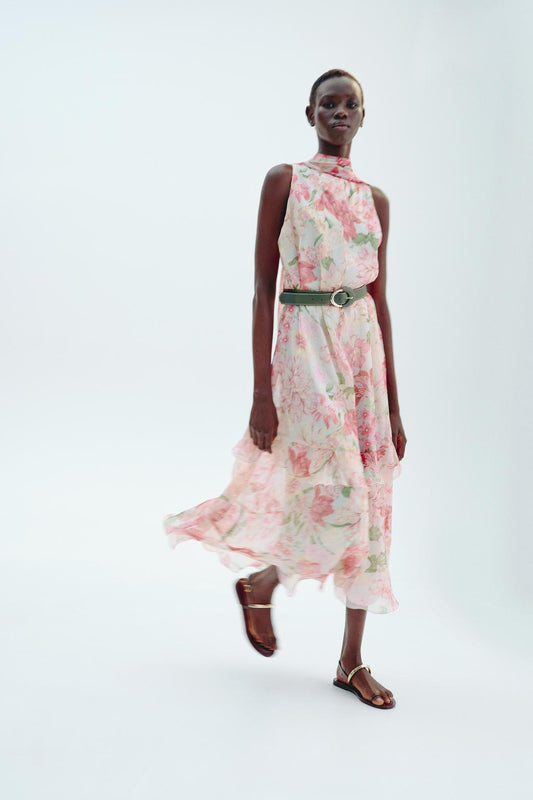 Robe sans manches à volants et ceinture nouée